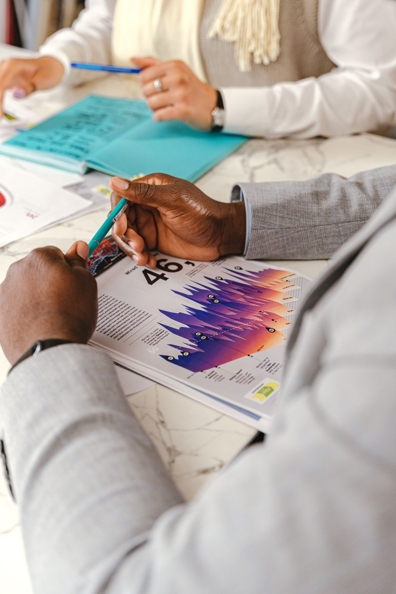 Professionnels échangeant autour d'un rapport de données